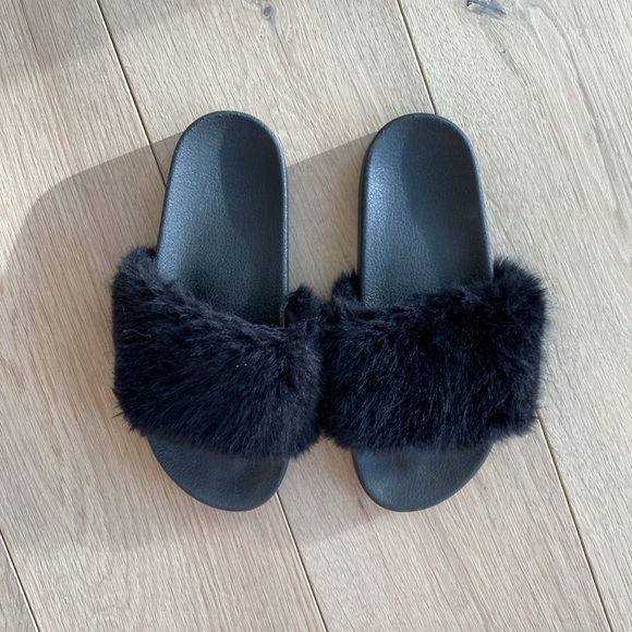 2 Pairs of Faux Fur Slides Size 8 - Picture 4 of 5
